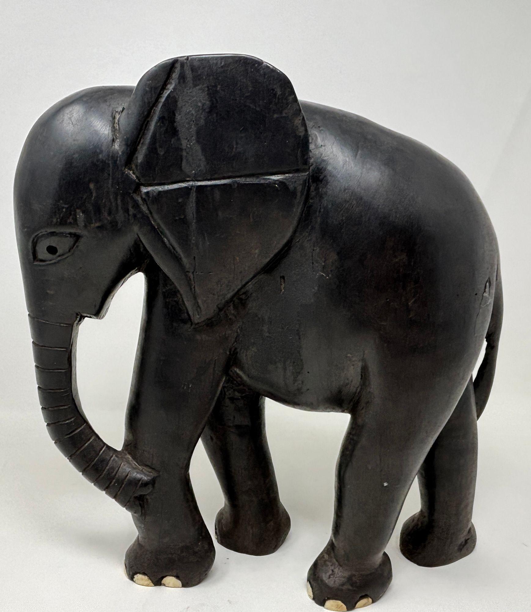 Elefante africano scolpito a mano in legno di ebano in vendita 2