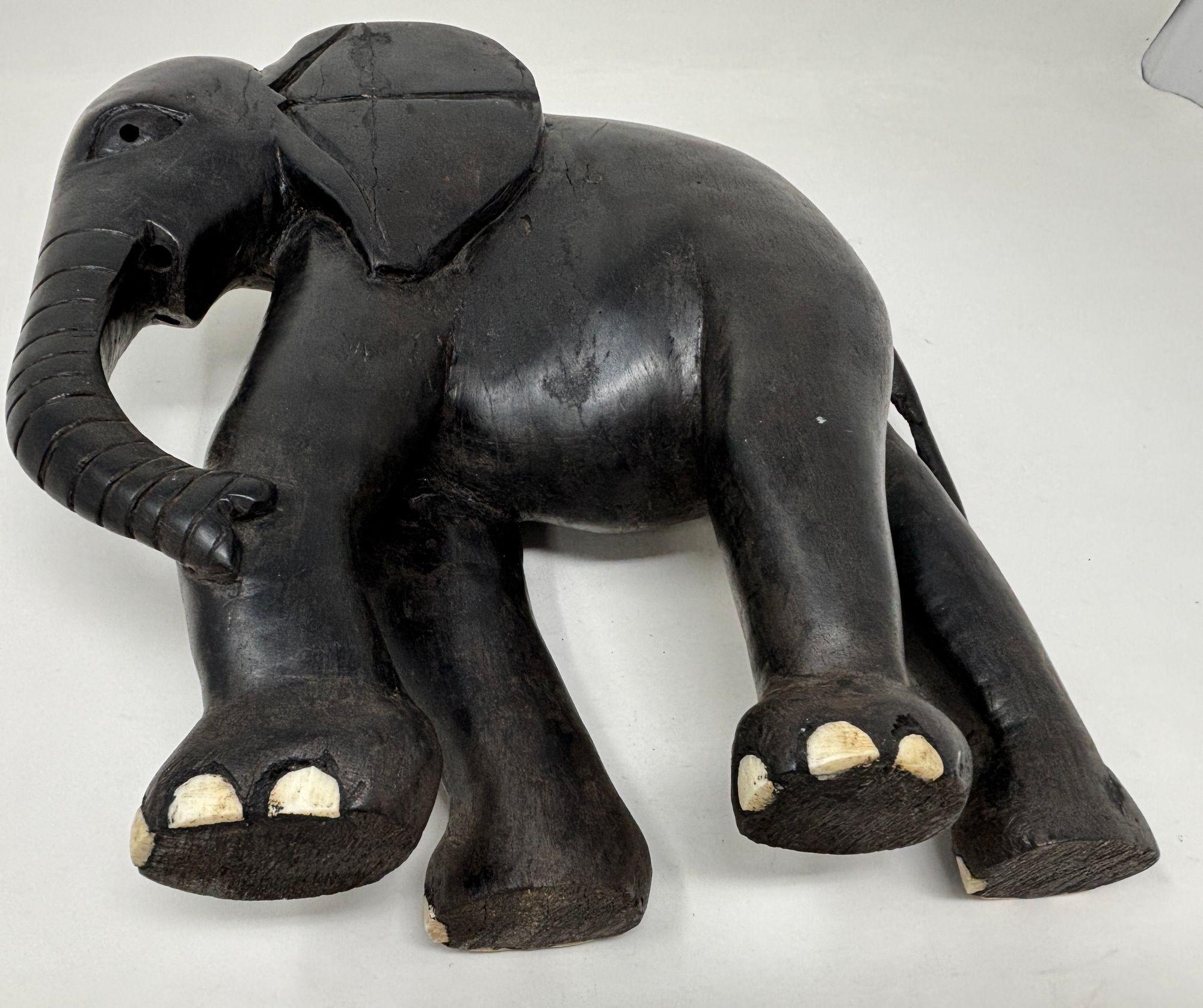 Elefante africano scolpito a mano in legno di ebano in vendita 5