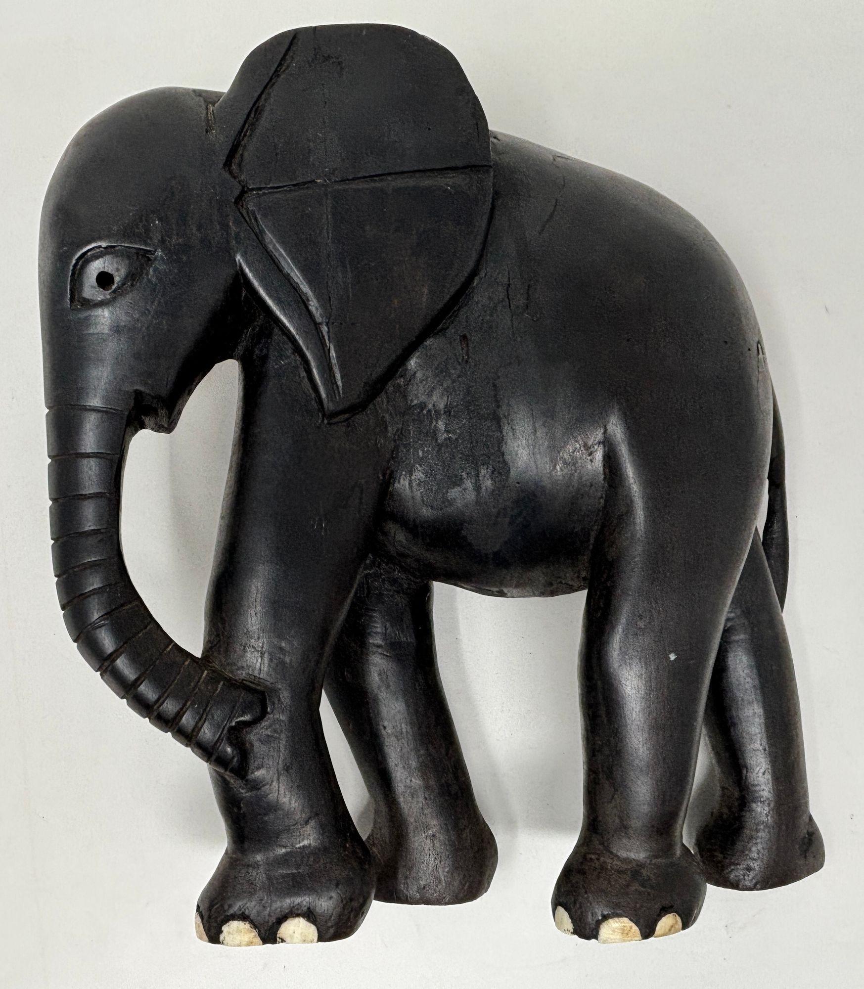 Elefante africano scolpito a mano in legno di ebano in vendita 4