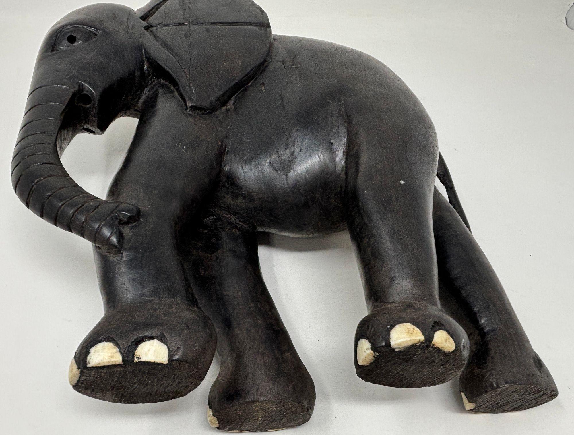 Elefante africano scolpito a mano in legno di ebano in vendita 6