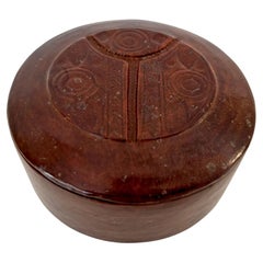 Caja étnica vintage redonda de cuero tuareg con herramientas manuales Arte popular africano Mauritania
