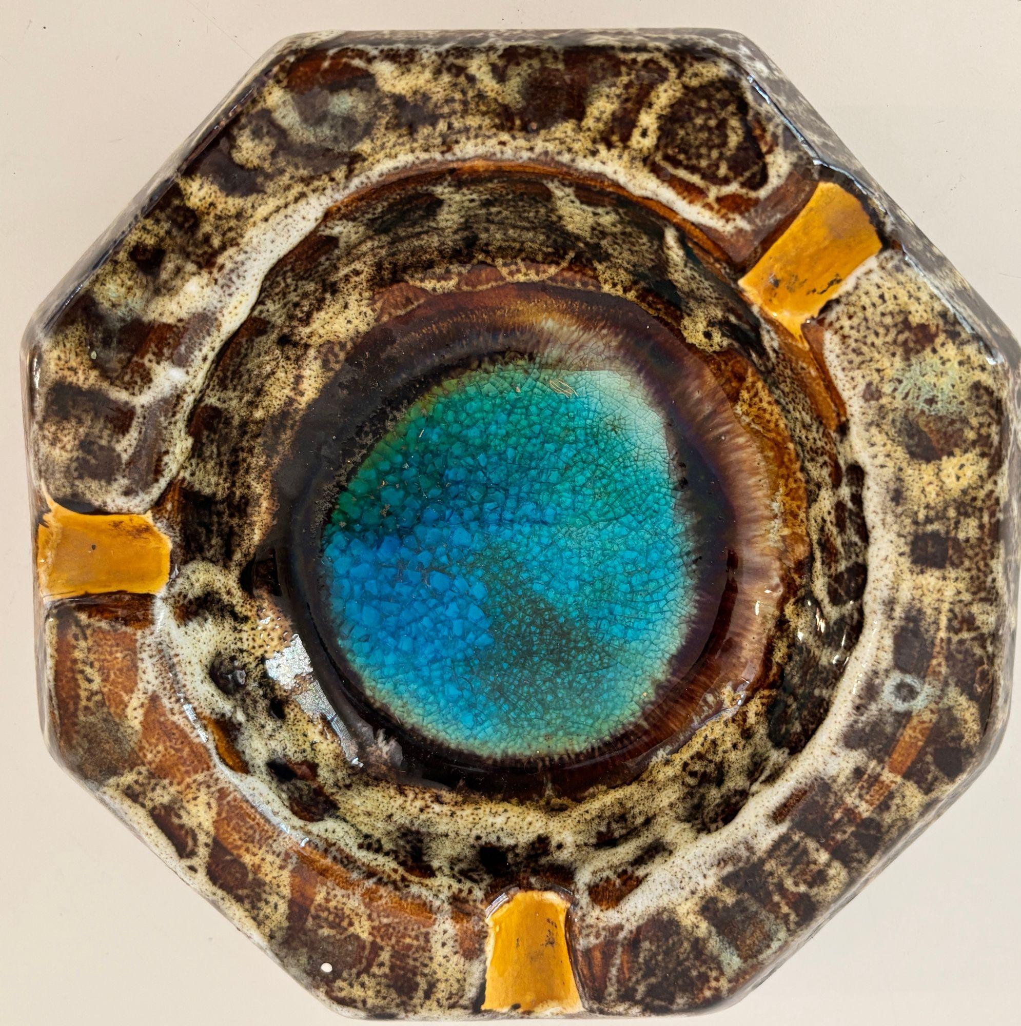 Moderner Aschenbecher Vallauris, zugeschrieben Marius Giuge, Frankreich, 1960er Jahre
Große fette, glasierte Lava-Keramik in achteckiger Form mit Türkis, Ocker  und braune Palette
Hochwertiger französischer Aschenbecher aus der Mitte des