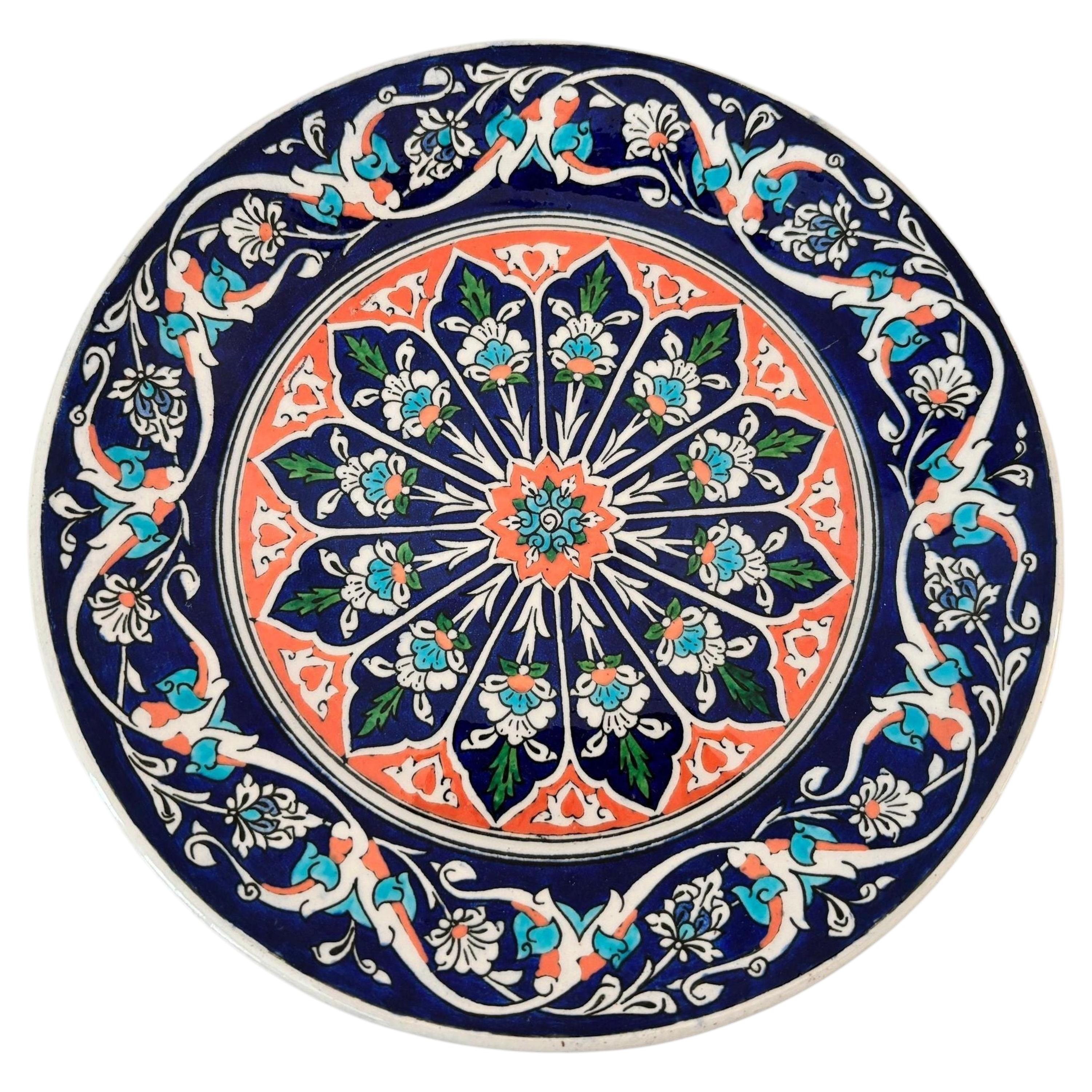 Piatto da parete in ceramica turca di Kütahya dipinto a mano in stile Iznik, firmato dall'artista nel 1950