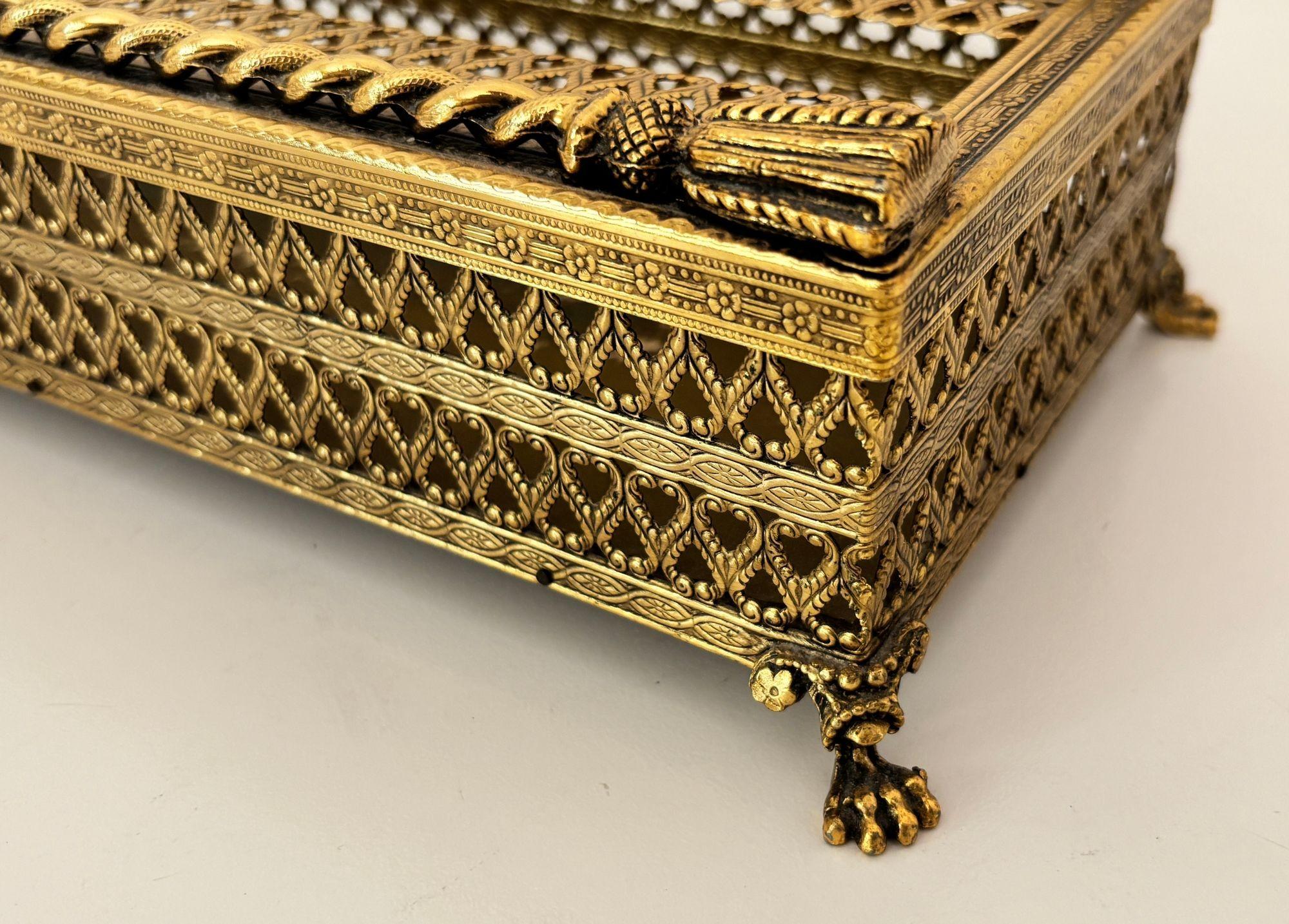 Italian Hollywood Regency Rope and Tassel Gilt Filigree Tissue Box Holder with Claw Feet For Sale