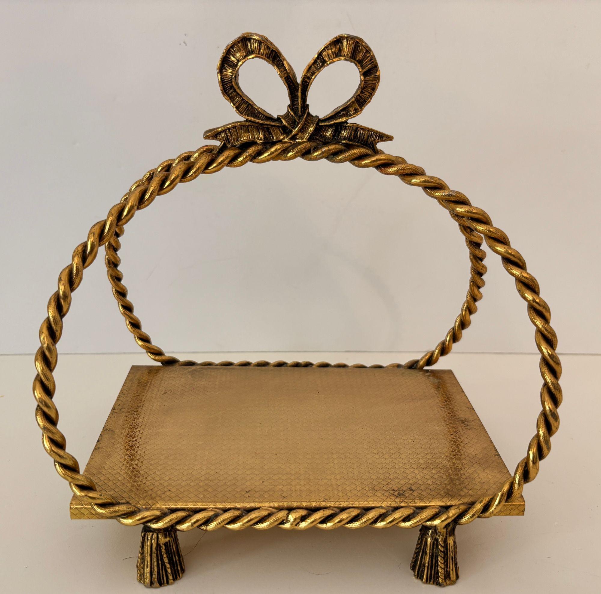 Hollywood Regency Gilt Brass Filigree Towel & Napkin Holder – Italian Rococo Style, 1960s
Add a touch of vintage Hollywood glamour to your bathroom or vanity with this gilt brass Hollywood Regency hand towel or napkin holder, exquisitely crafted in