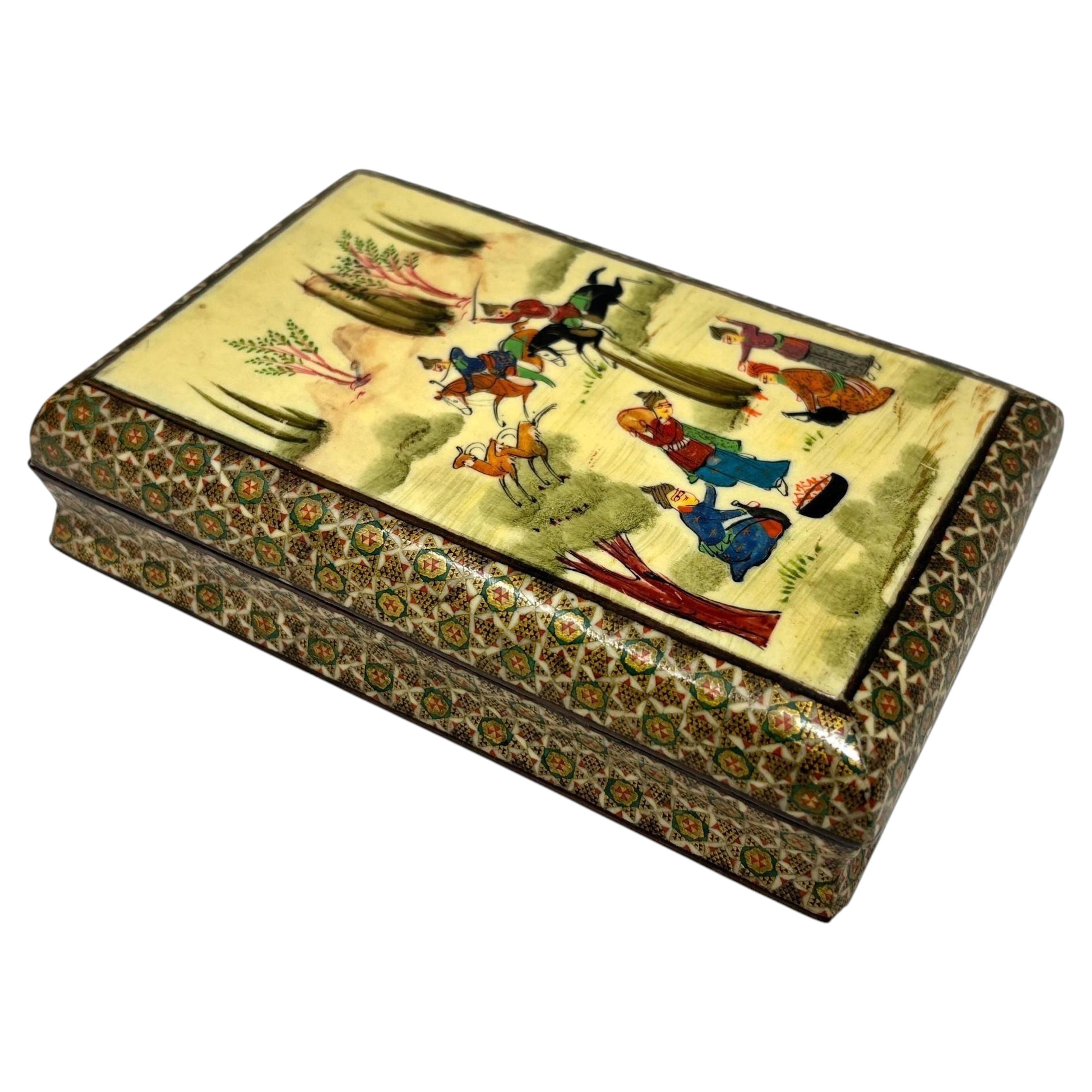Fina caja de marquetería de micromosaico indopersa con pintura en miniatura Años 40