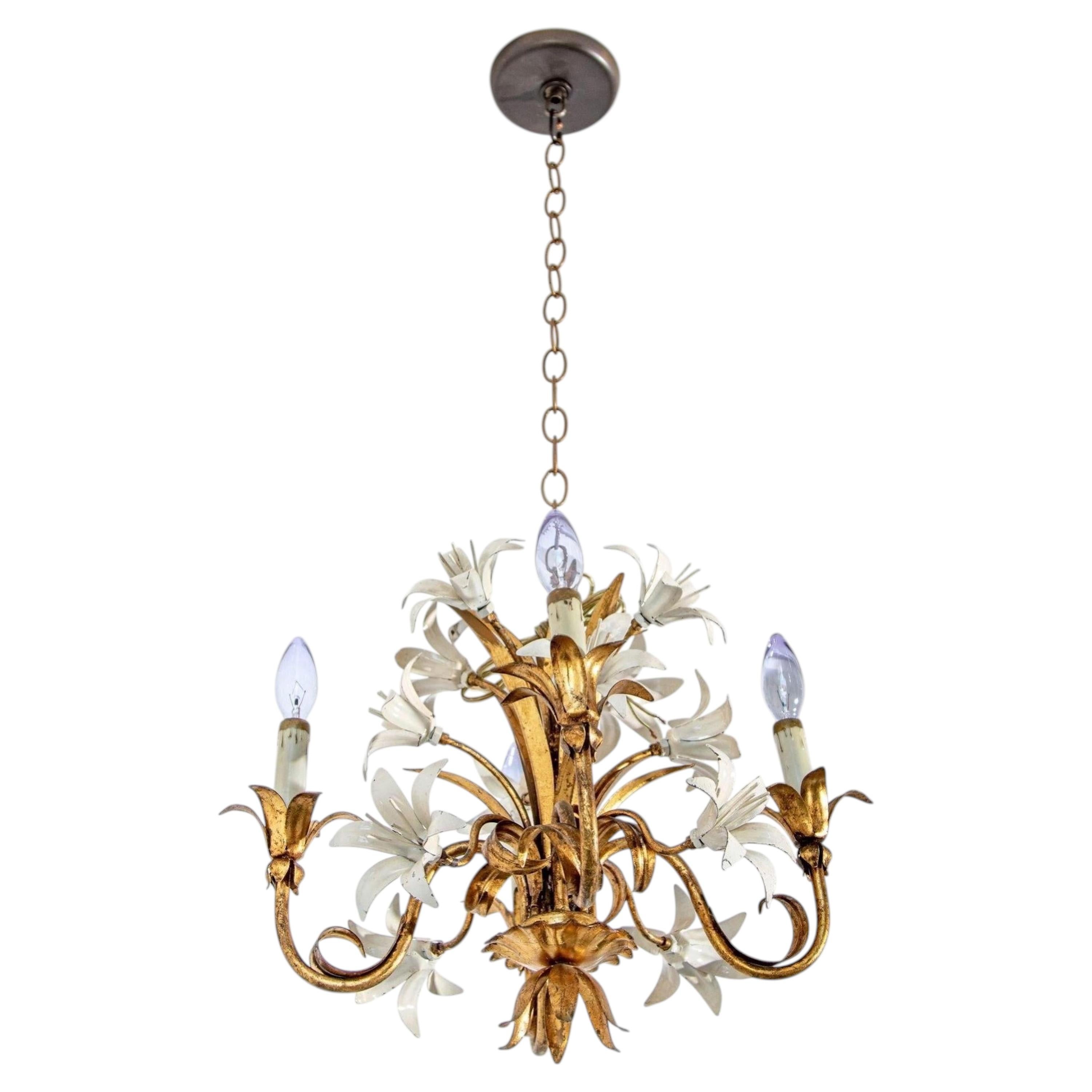 Lámpara de araña italiana de cuatro luces con motivos de lirios, estilo Hollywood Regency, con acabado de tole dorado, década de 1960
