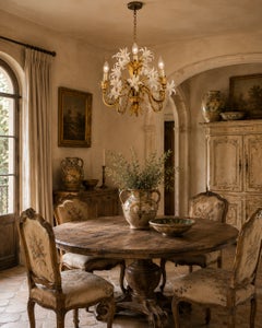 Lámpara de araña italiana de cuatro luces con motivos de lirios, estilo Hollywood Regency, con acabado de tole dorado, década de 1960