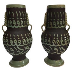 Paire de vases marocains en céramique avec calligraphie mauresque fabriqués à la main à Fès