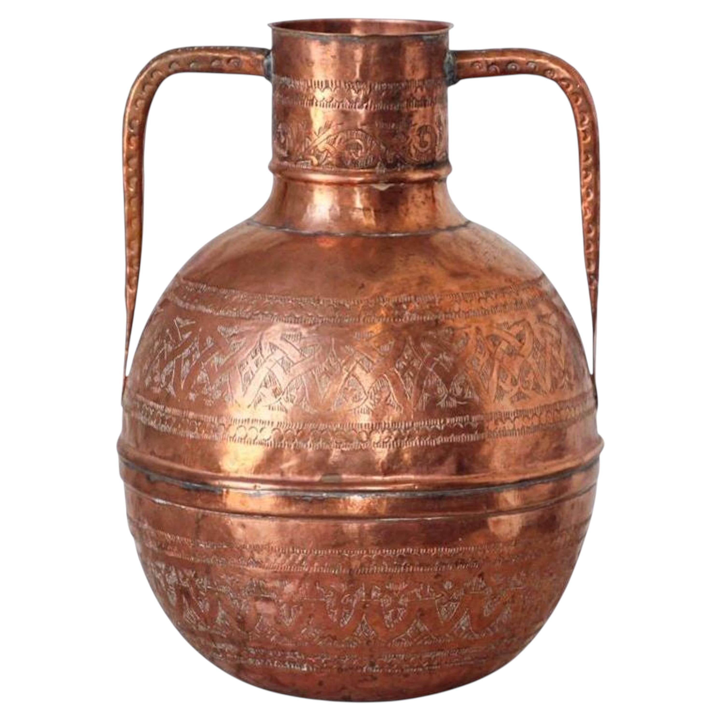Kupfervase aus dem Mittleren Osten, islamische Kunst, graviert mit maurischem Design
