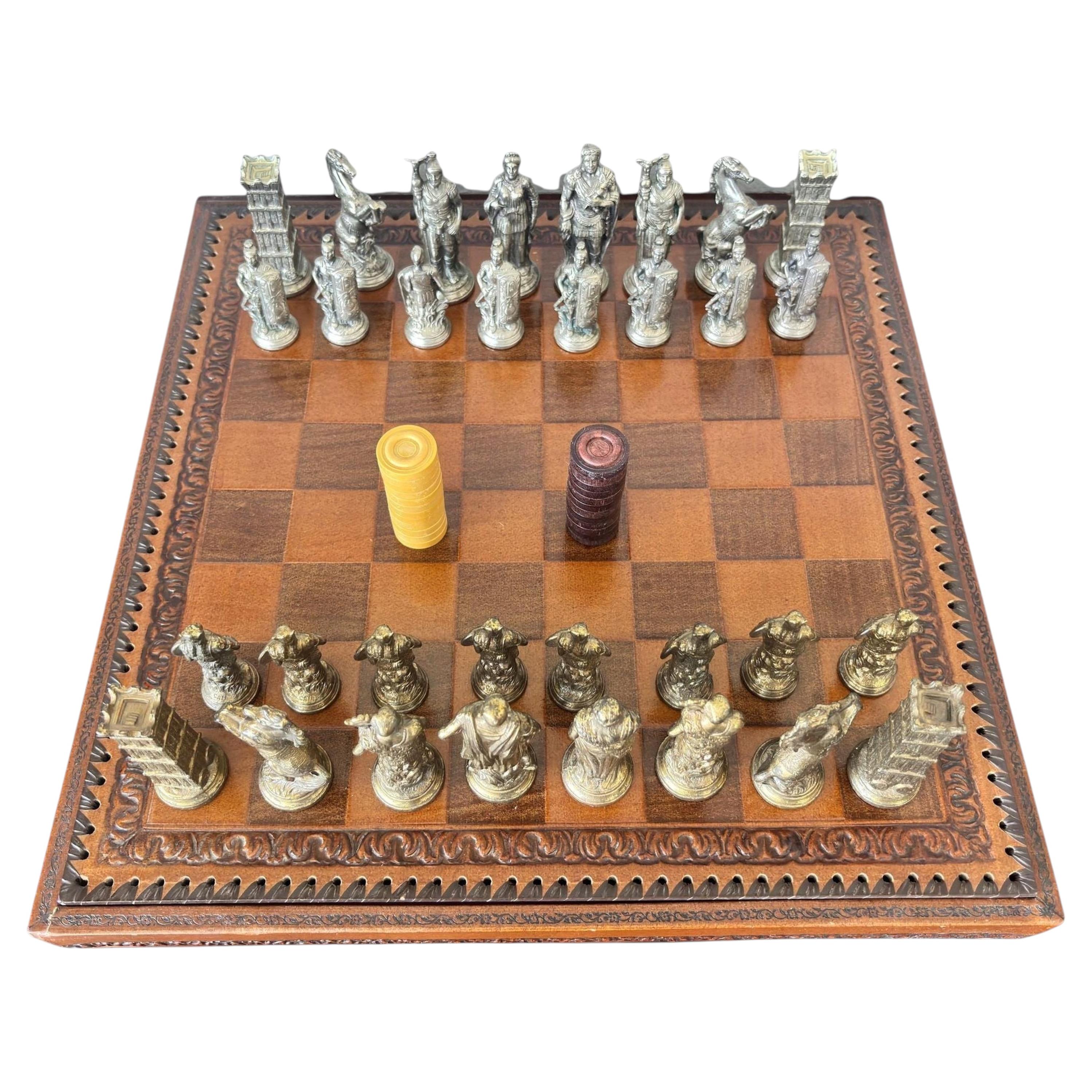 Set di scacchi italiano in stile romano in metallo fuso e cuoio Circa 1960