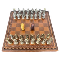 Set di scacchi italiano in stile romano in metallo fuso e cuoio Circa 1960