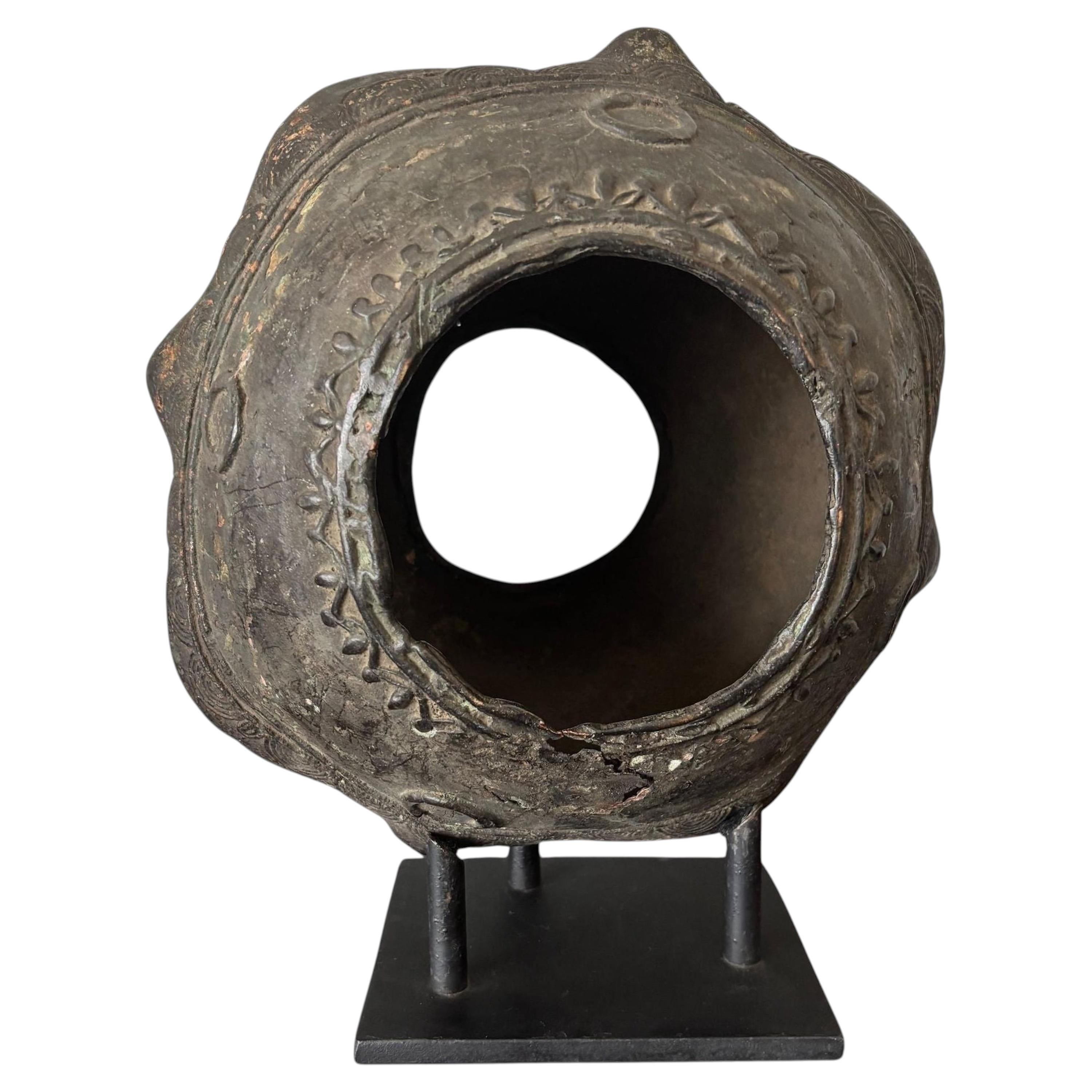 Pulsera de bronce de África Occidental, Pueblo Gan, Burkina Faso, en soporte personalizado