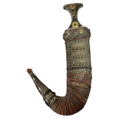Antiker jemenitischer Jambiya-Dolch mit silberbeschlagener Scheide, Anfang 20.