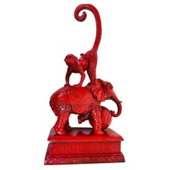 Scultura cinese raffigurante un elefante rosso, una scimmia e una palla, in stile Maitland Smith
