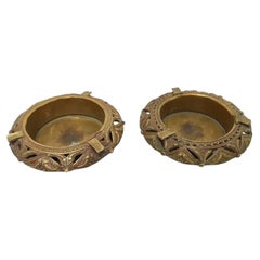 Coppia di posacenere anglo-indiani in ottone fuso Dhokra, bracciale tribale a forma di catino