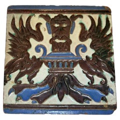 Carreau de céramique polychrome vintage de Séville (Espagne), orné de reliefs représentant des griffons ailés