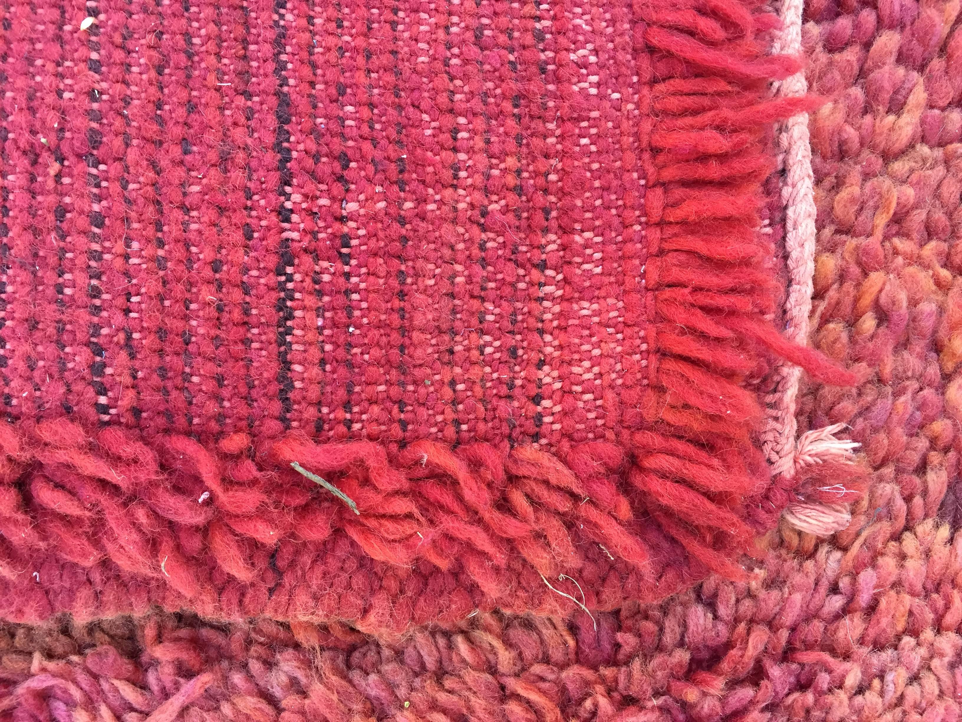 Authentique tapis ethnique marocain en laine rouge à poils longs « Bed of Red Roses » (Bed of Red Roses). Bon état - En vente à North Hollywood, CA