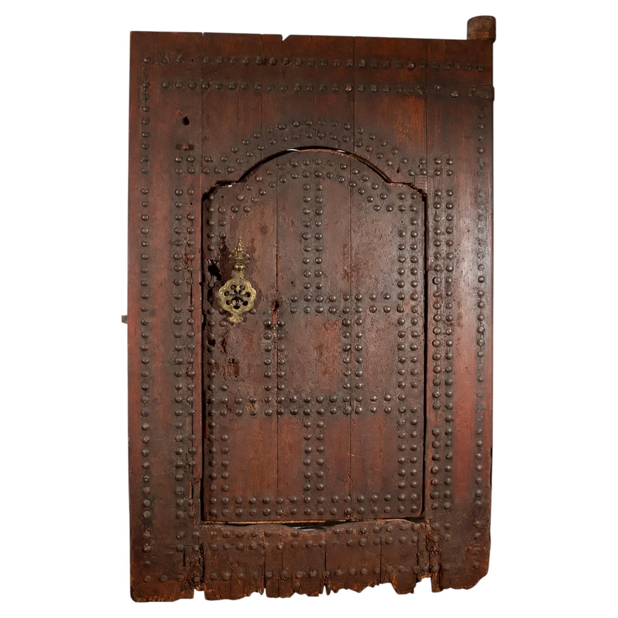 Porte monumentale de riad en bois clouté, de style mauresque marocain, datant du XIXe siècle