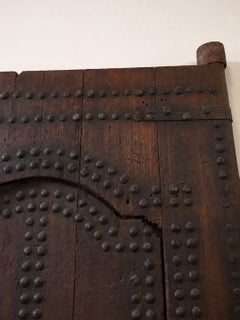 Porte monumentale de riad en bois clouté, de style mauresque marocain, datant du XIXe siècle