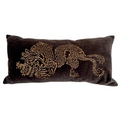 Coussin lombaire en velours anthracite avec broderie représentant un dragon doré, 24 × 12 pouces