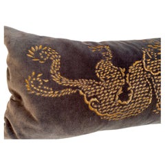 Coussin lombaire en velours anthracite avec broderie représentant un dragon doré, 24 × 12 pouces