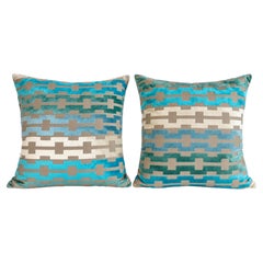 Lot de deux coussins géométriques en velours turquoise avec rembourrage en duvet, 22 × 22 pouces
