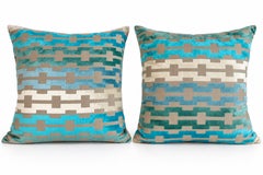 Lot de deux coussins géométriques en velours turquoise avec rembourrage en duvet, 22 × 22 pouces