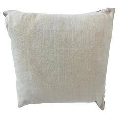 Coussin en jacquard rouge brique et ivoire, orné d'un motif floral en volutes d'inspiration damassée
