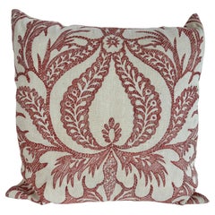 Coussin en jacquard rouge brique et ivoire, orné d'un motif floral en volutes d'inspiration damassée