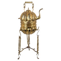 Hervidor ceremonial marroquí monumental de latón cincelado a mano con soporte, Fez, 1930