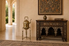 Hervidor ceremonial marroquí monumental de latón cincelado a mano con soporte, Fez, 1930