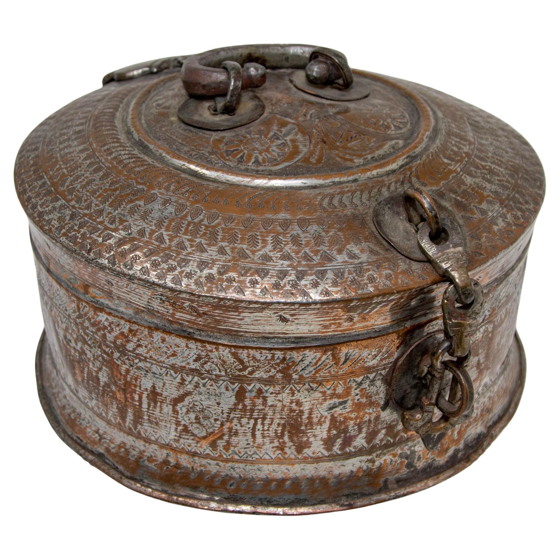 Antigua Caja Redonda de Cobre y Bronce del Sur de Asia con Tapa de la India S. XIX