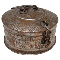 Antigua Caja Redonda de Cobre y Bronce del Sur de Asia con Tapa de la India S. XIX