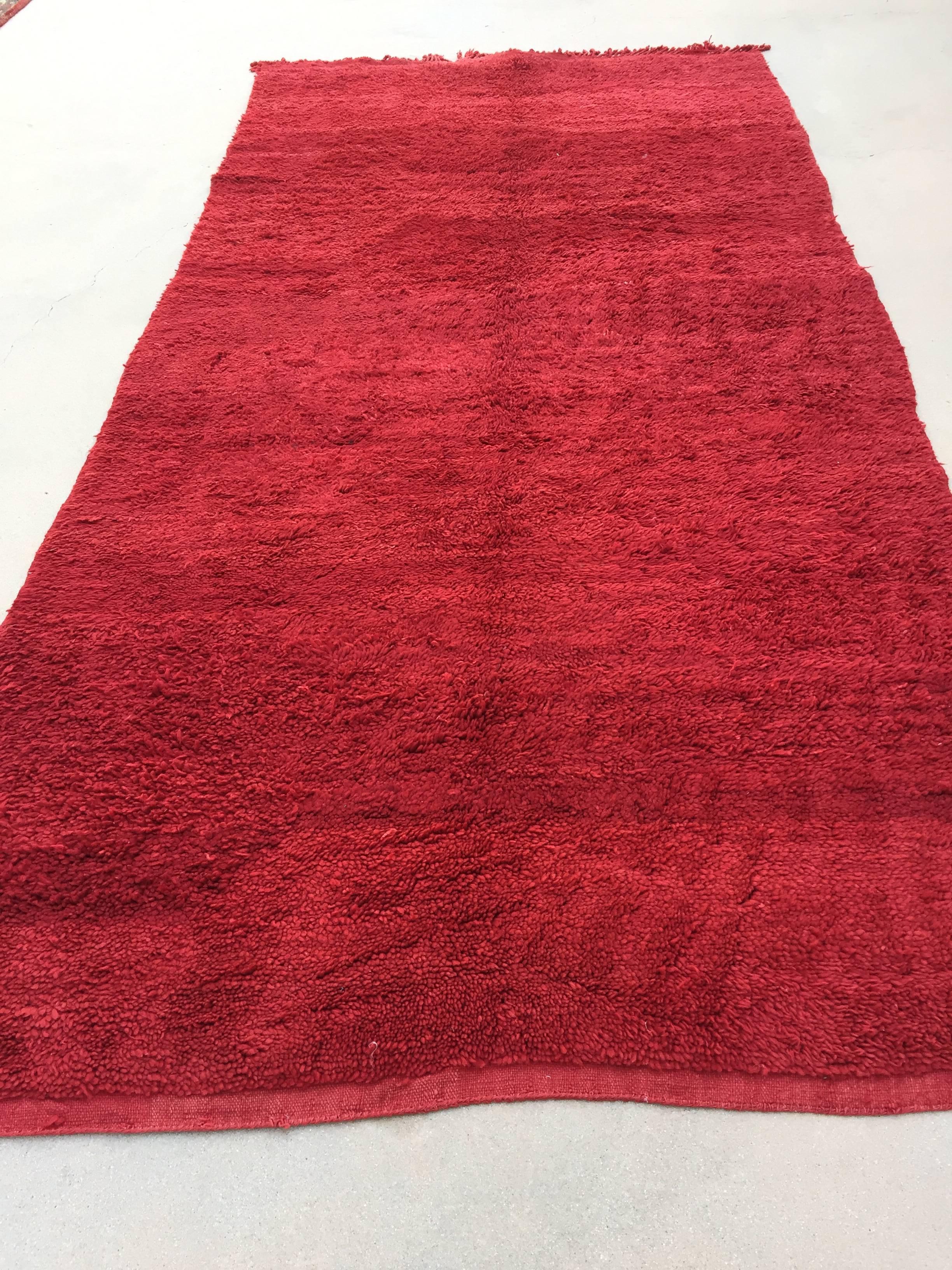 1960s authentic vintage tribal Moroccan Berber rug from the Middle Atlas mountains.
Monochromatic red rug with variations in color intensity typical for this tribe.
This is a good example with high quality handwoven wool.
Soft and shaggy tribal