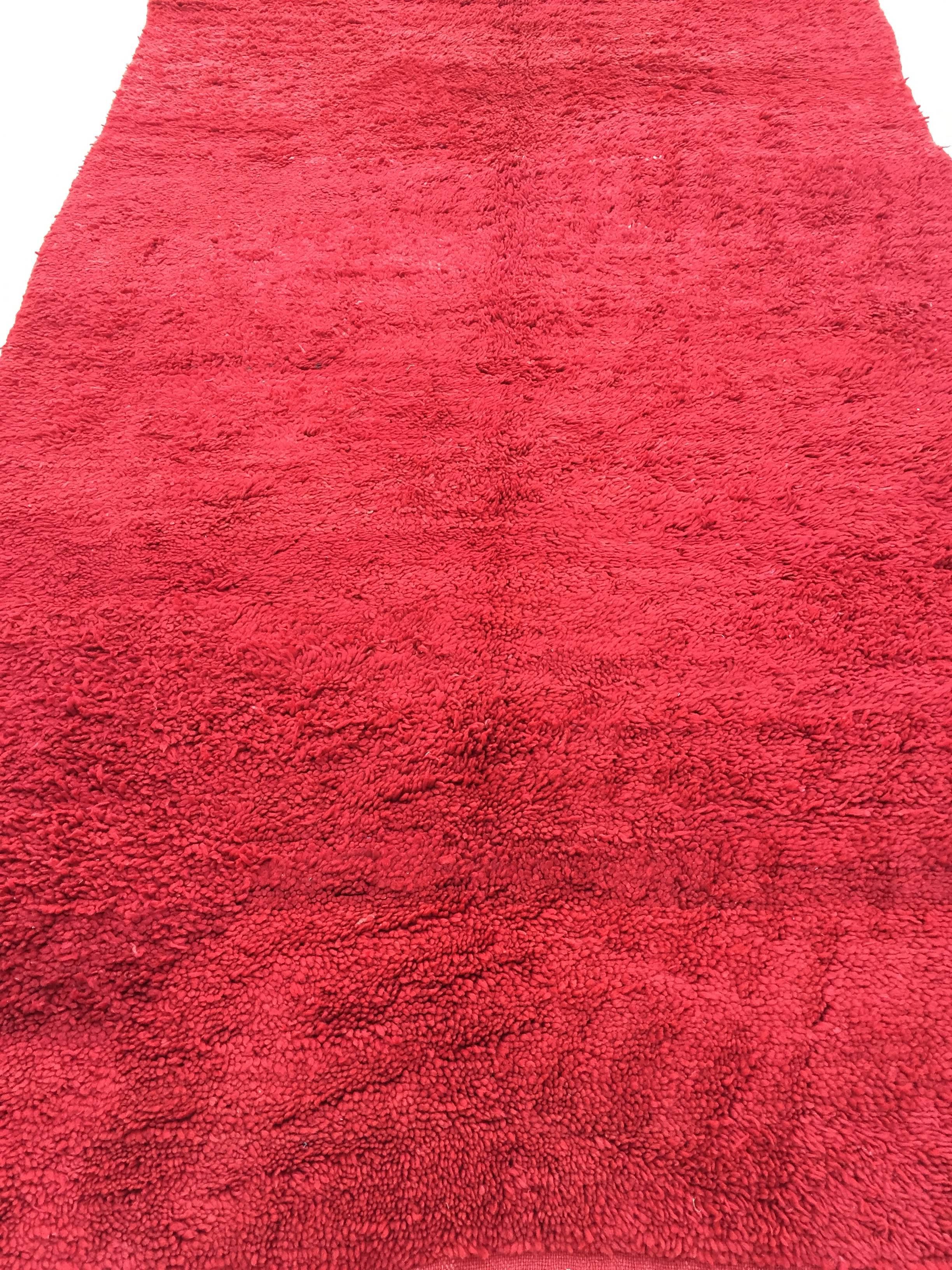 Teinture végétale Tapis marocain ethnique rouge vintage des années 1960 en vente