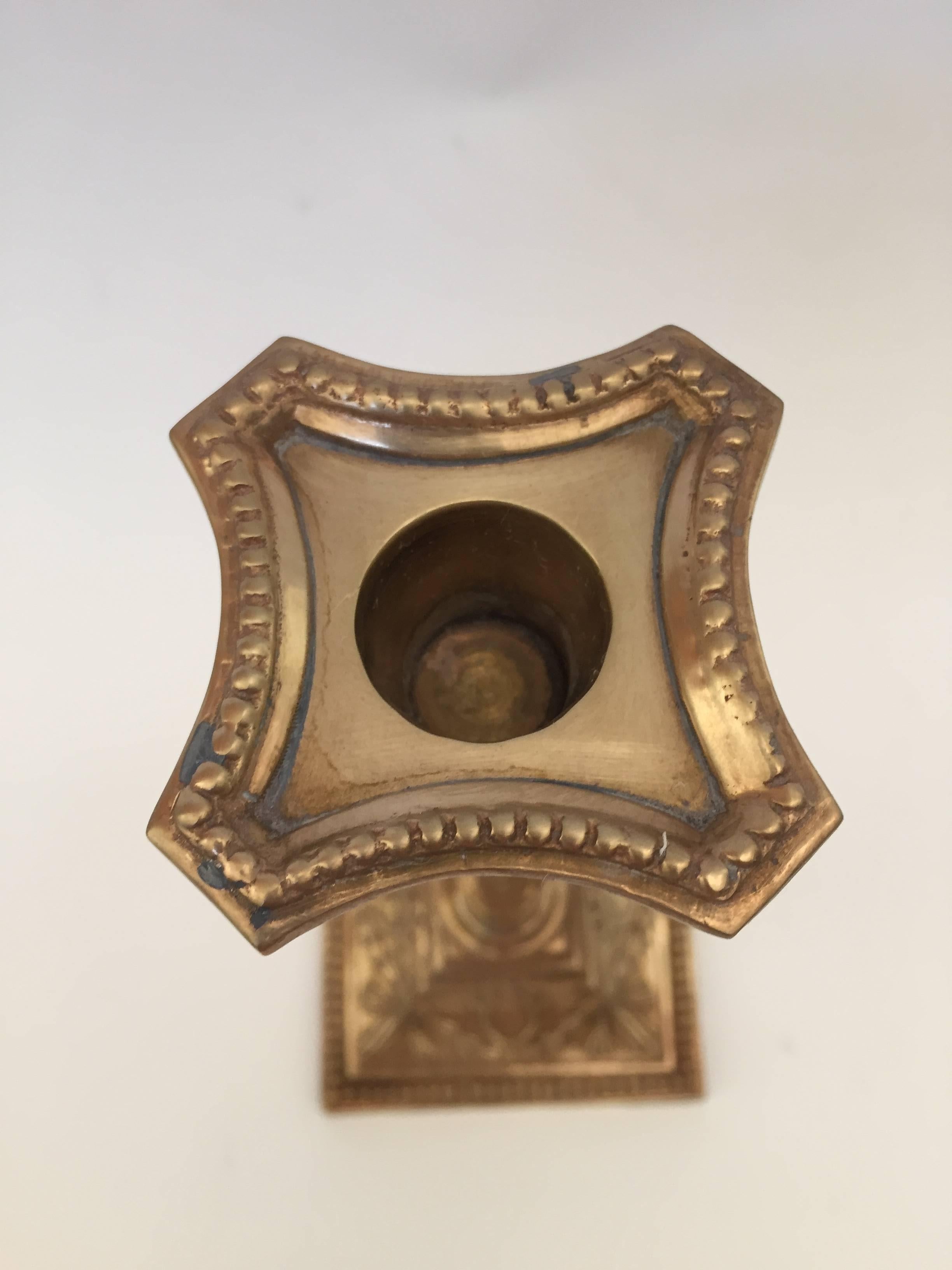 XIX secolo Coppia di antichi candelabri vittoriani in ottone a base quadrata in vendita