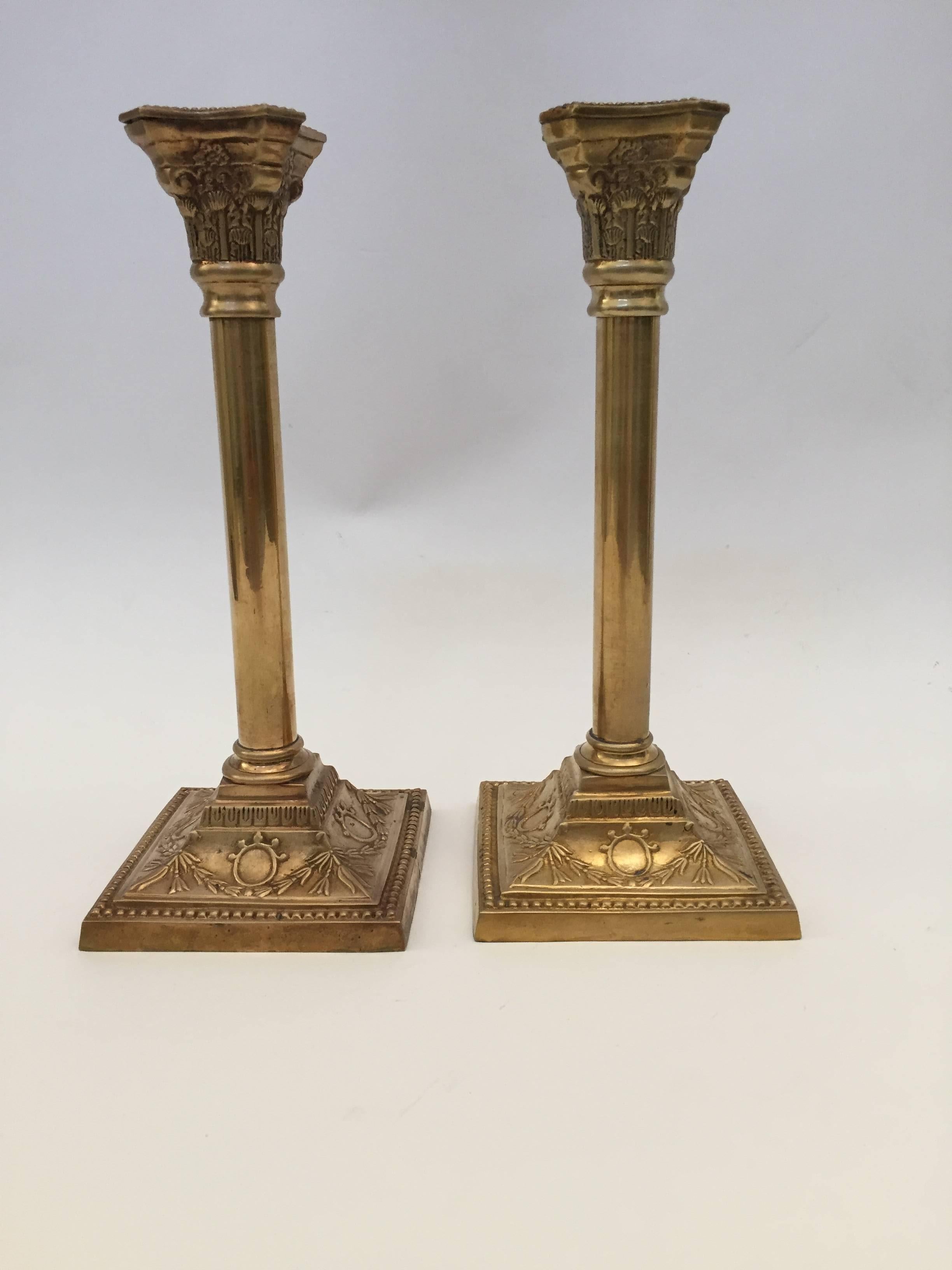 Paar antike viktorianische Messing-Kerzenleuchter mit quadratischem Sockel im Angebot 3