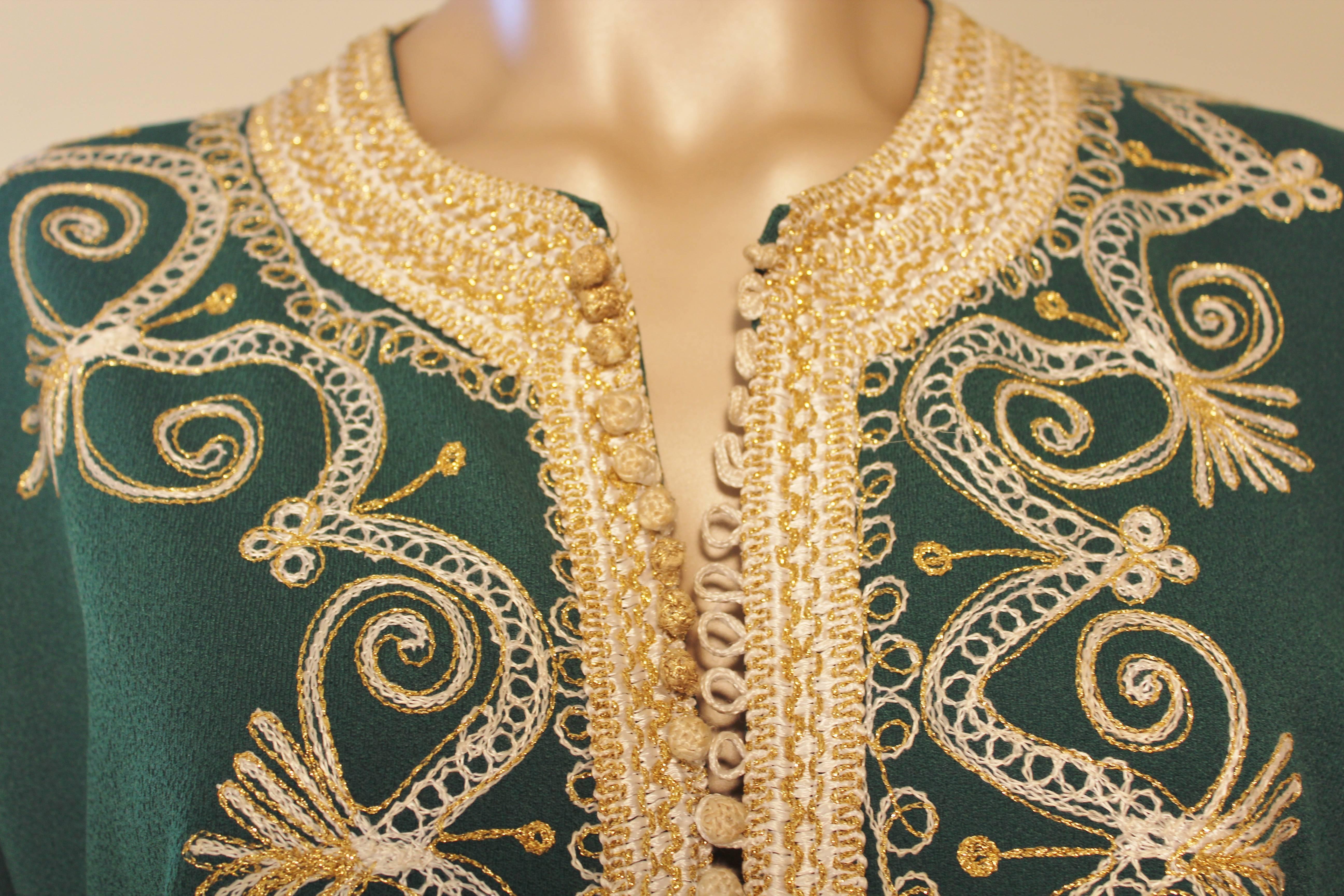 Moroccan Green Embroidered Caftan Maxi Dress Kaftan Size M In Good Condition For Sale In North Hollywood, CA