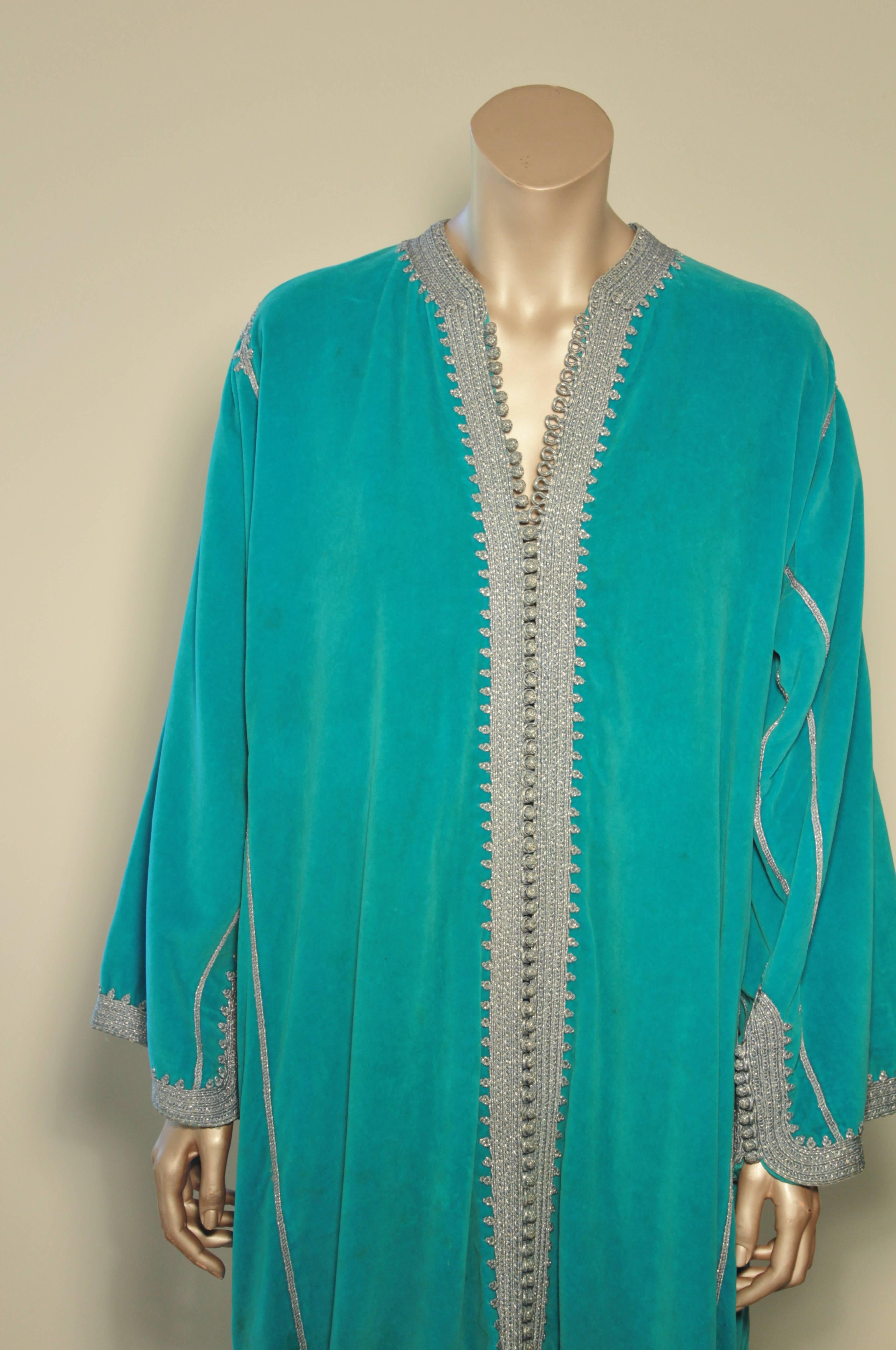 Artisanal handcrafted vintage velvet blue turquoise Moroccan Kaftan featuring thread in metallic silver.
Slightly flared sleeves.
This Arabic style caftan was handmade in Morocco during the 1970s.
Fortuny style, fully lined unisex.
The front of the