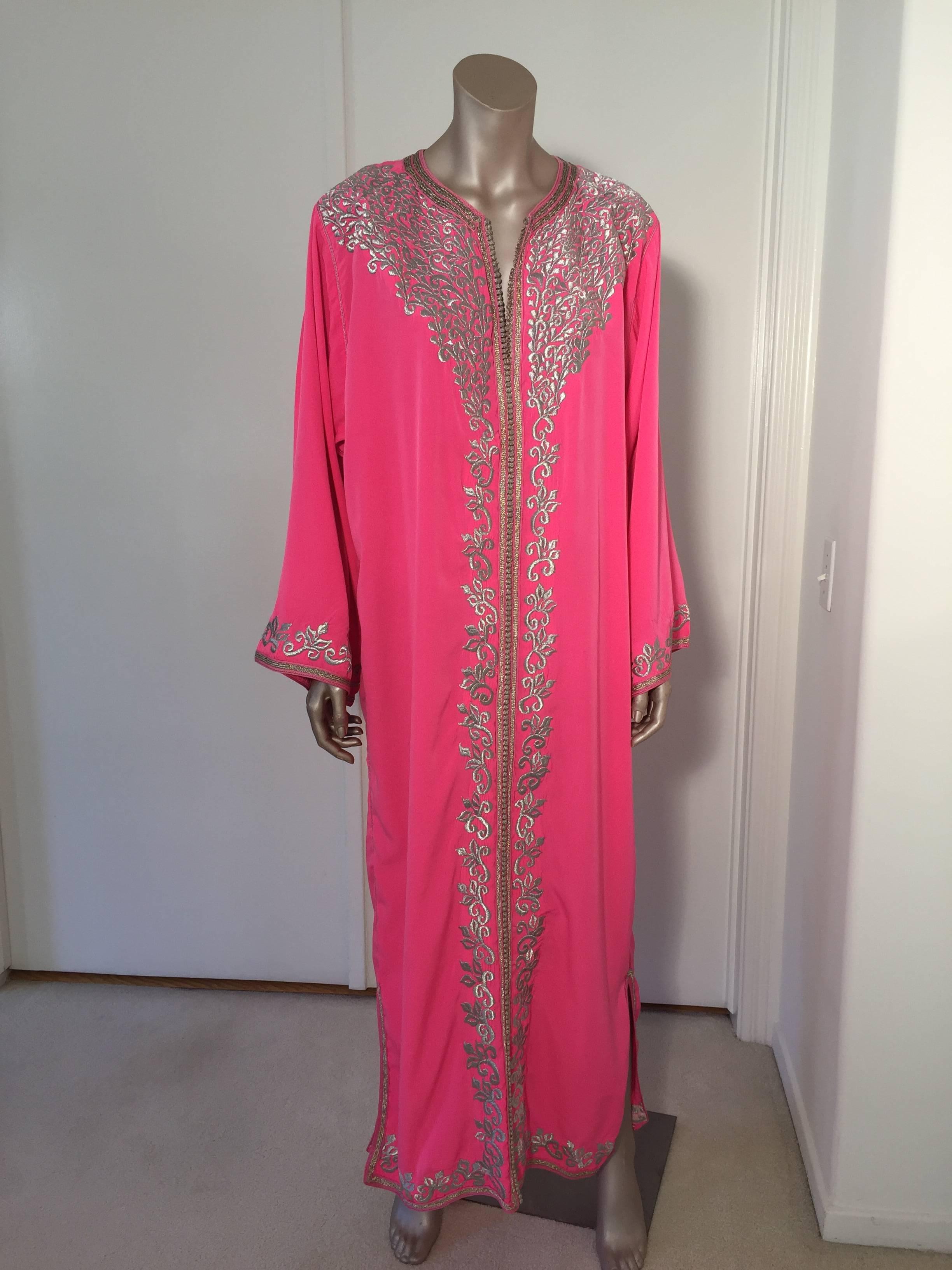 Elegant vintage Moroccan caftan, embroidered with metalic silver threads design all-over. 
One of a kind evening Moroccan Middle Eastern gown.
This maxi dress kaftan features a traditional neckline, with side slits and gently fluted embellished