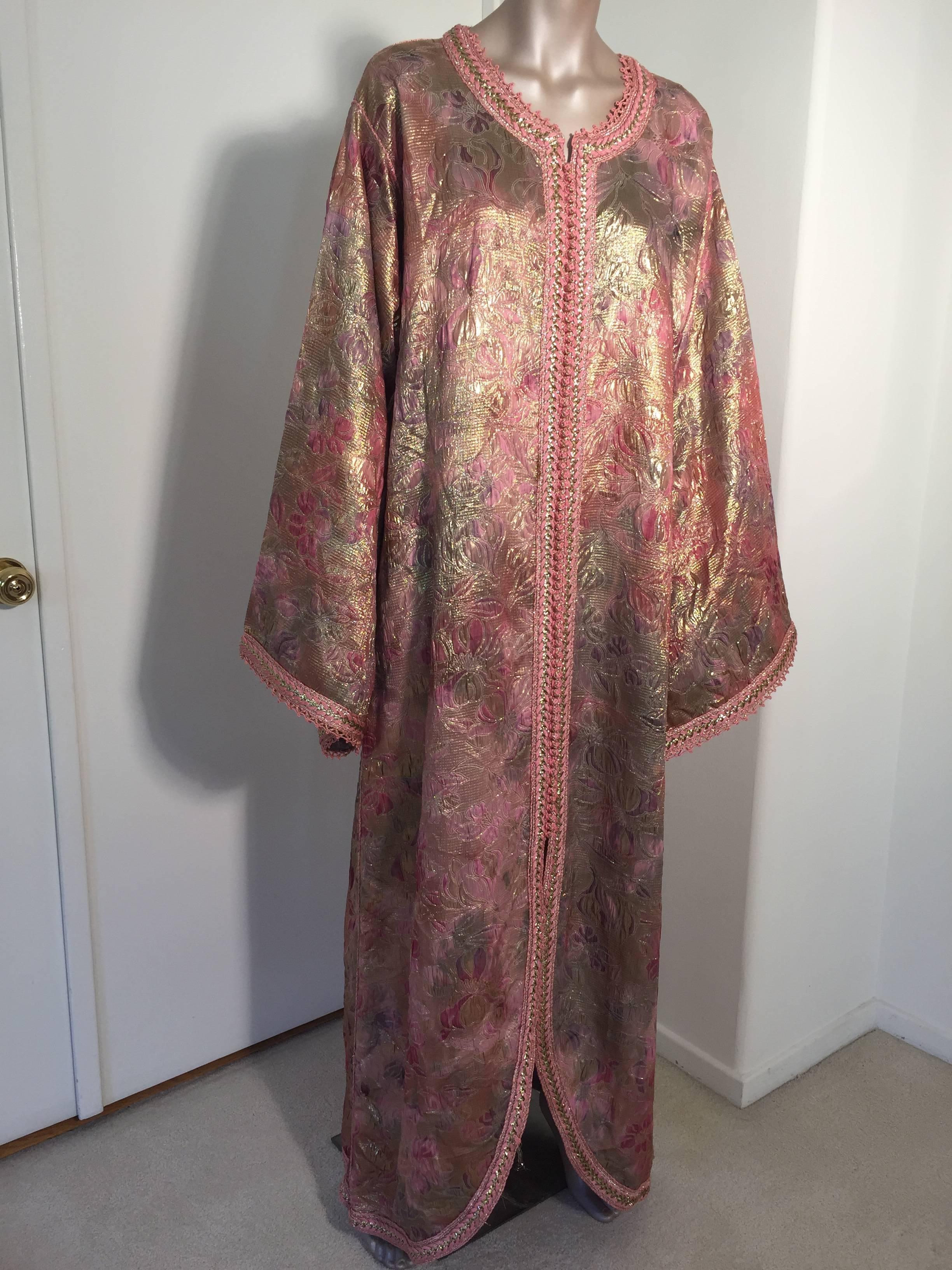 Elegant Moroccan pink lame caftan.
One of a kind evening Moroccan Middle Eastern gown, you could wear it closed or open like a coat.
The kaftan features a traditional neckline, with side slits and gently fluted embellished sleeves. It closes at the