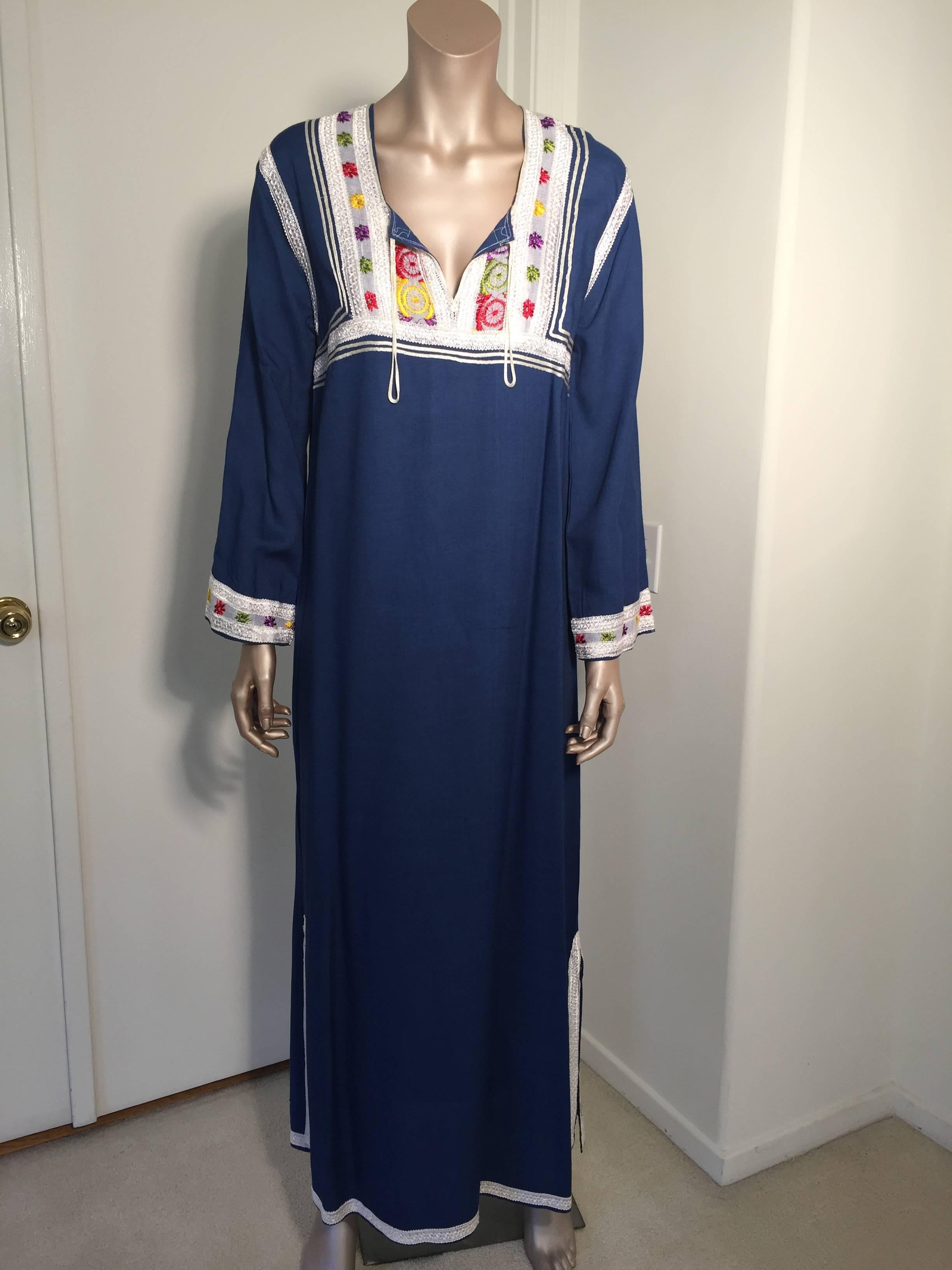 Vintage Moorish Moroccan blue caftan, circa 1970s.
Vintage Moorish Maxi Dress kaftan in Excellent condition never worn.
Made in Morocco and imported for Mr Glenn Mark, Boston.
Blue 75% cotton and 25% Fibrane.
Nice embroidered in white, red yellow