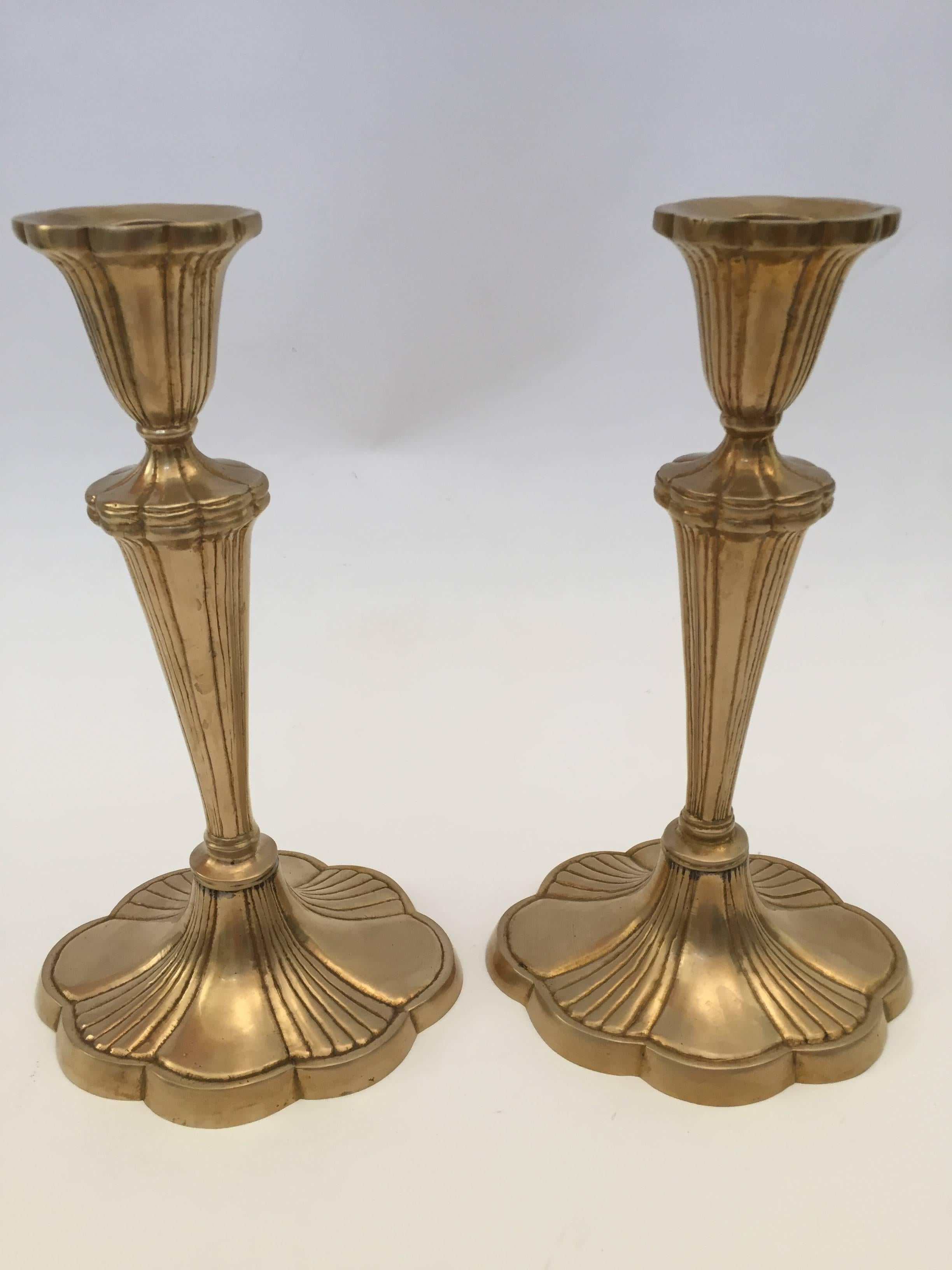 Grande paire de chandeliers en laiton lourd Art Nouveau français
Taille : 10,5