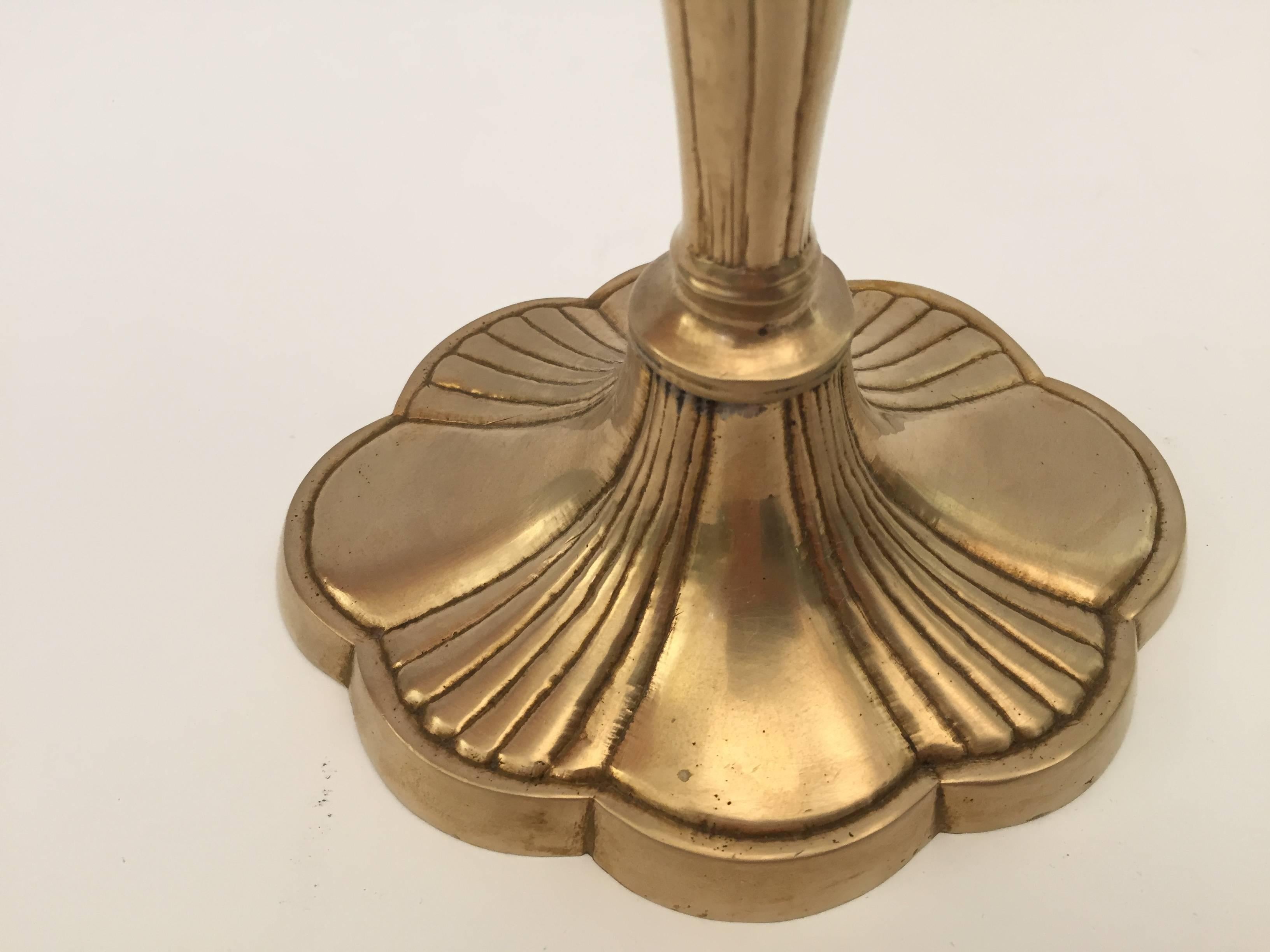 20ième siècle Paire de chandeliers en laiton Art Nouveau en vente
