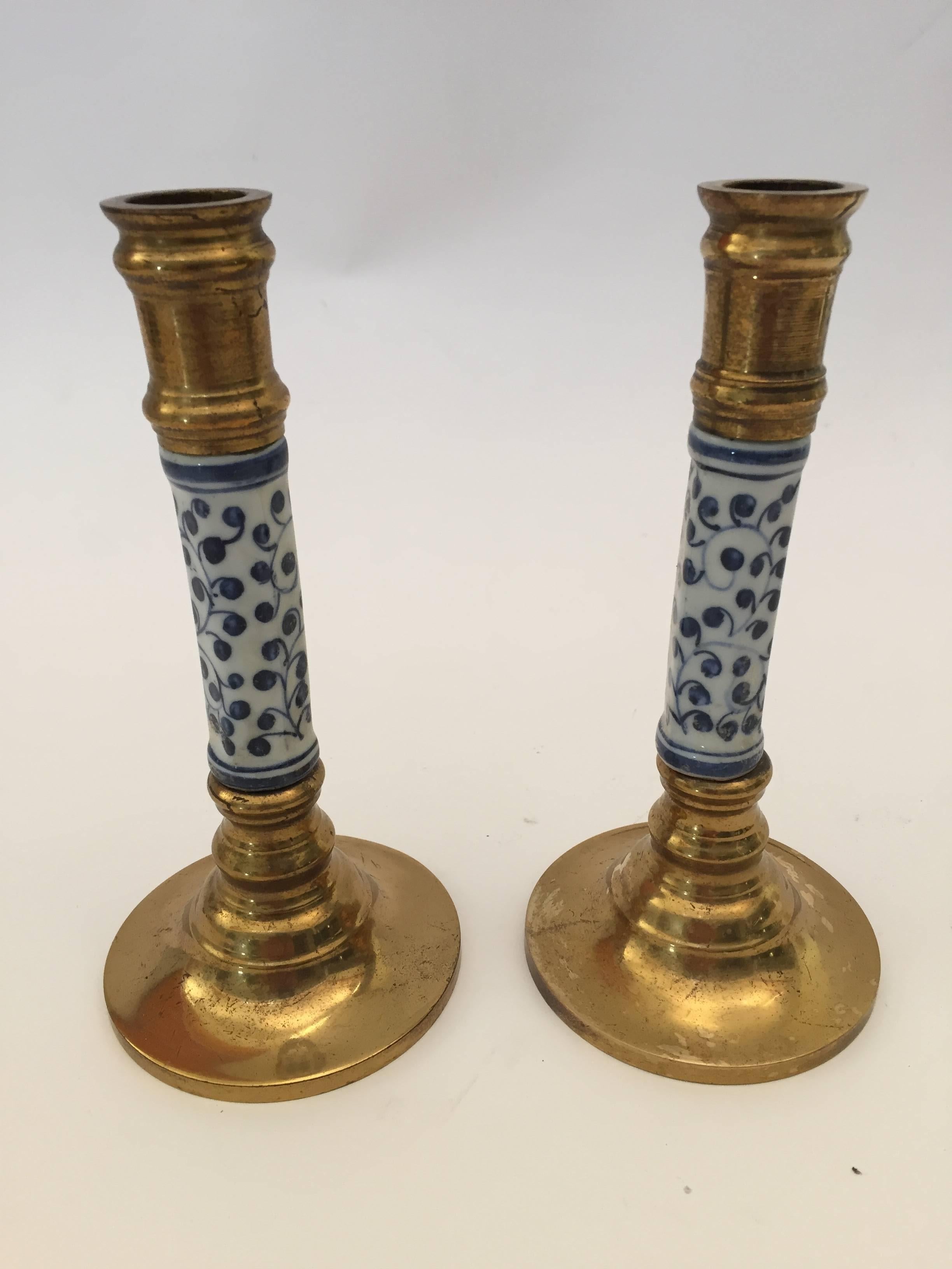 Pair of Victorian brass candlestick with ceramic in blue and white.
Size: 11.5