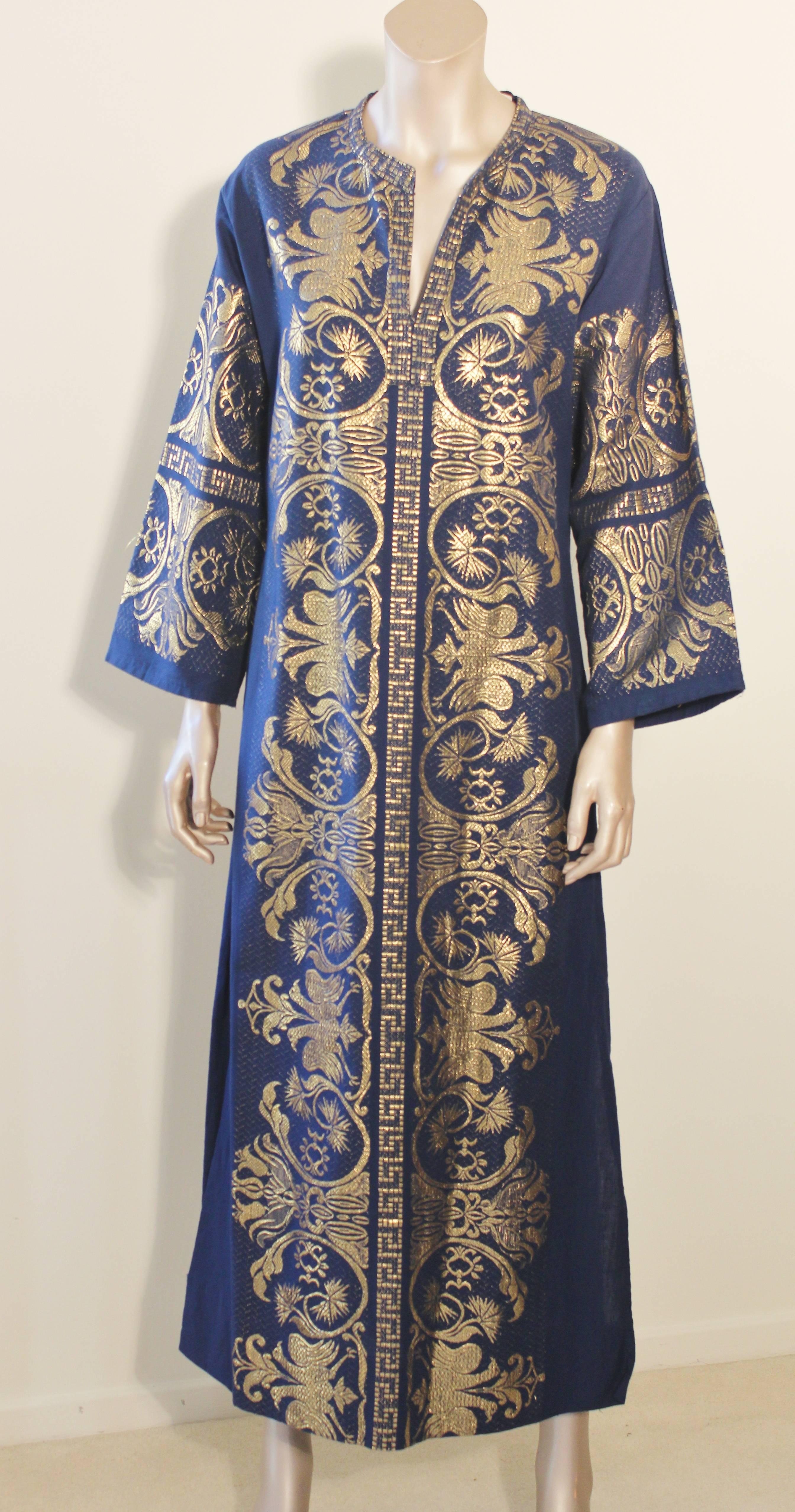 Vintage 1970s black cotton and gold brocade embroidered caftan maxi dress.
Long sleeves.
Absolutely beautiful Boho Kaftan made in Greece by Sigoura.
Rich golden metallic detailing all-over.
Moroccan Bohemian, Yves Saint Laurent style.
Professionally