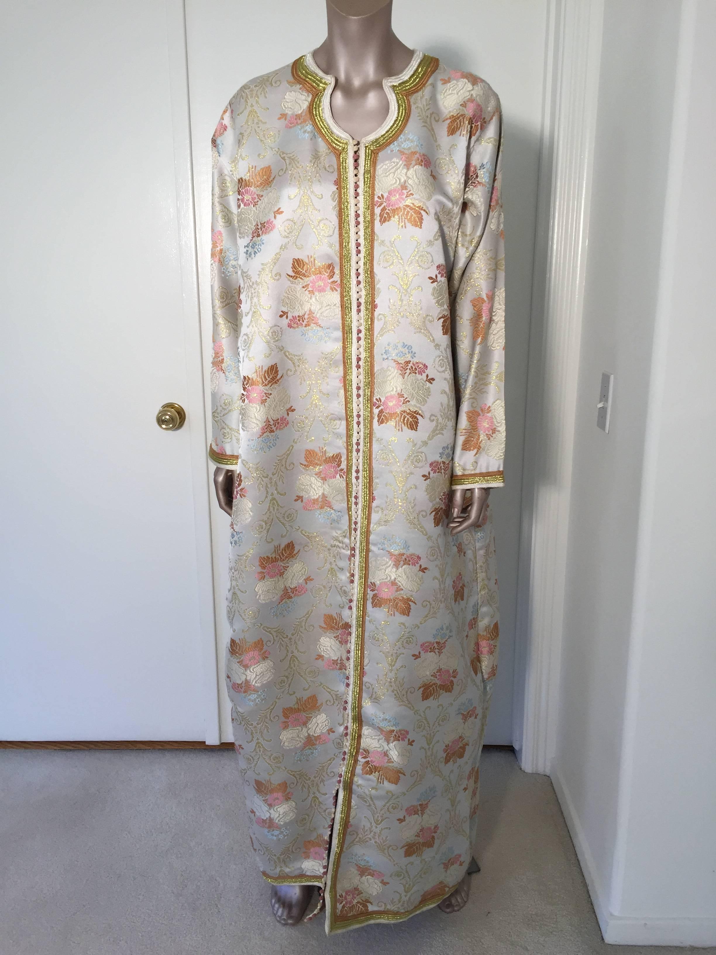 Elegant Moroccan caftan brocade metallic embroidered with gold threads,
circa 1980s.
This kaftan is embroidered and embellished entirely by hand.
One of a kind evening Moroccan Middle Eastern gown.
The kaftan features a traditional neckline and