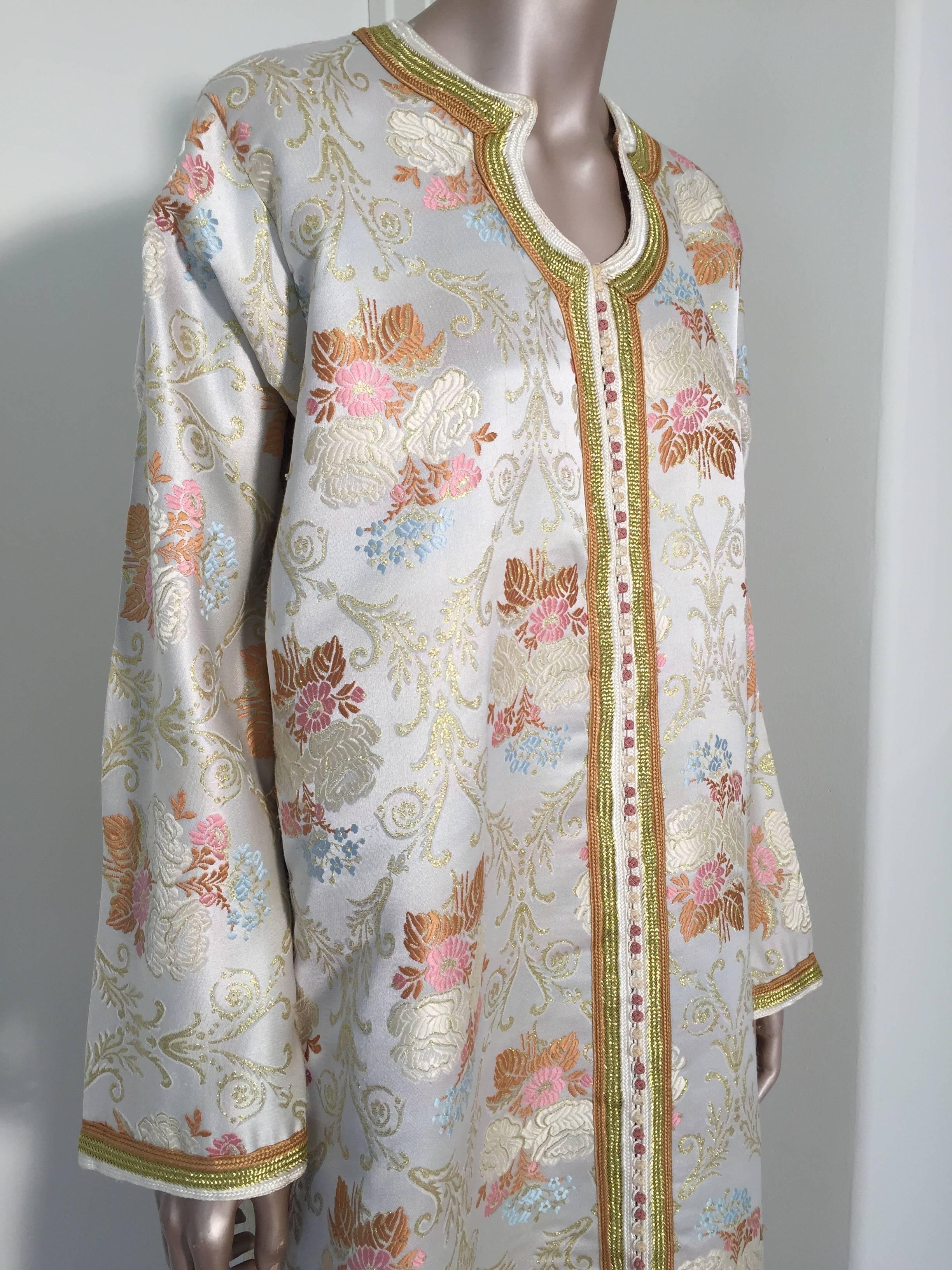 Moroccan Kaftan in Lame Brocade Fabric Size L to XL In Good Condition For Sale In North Hollywood, CA