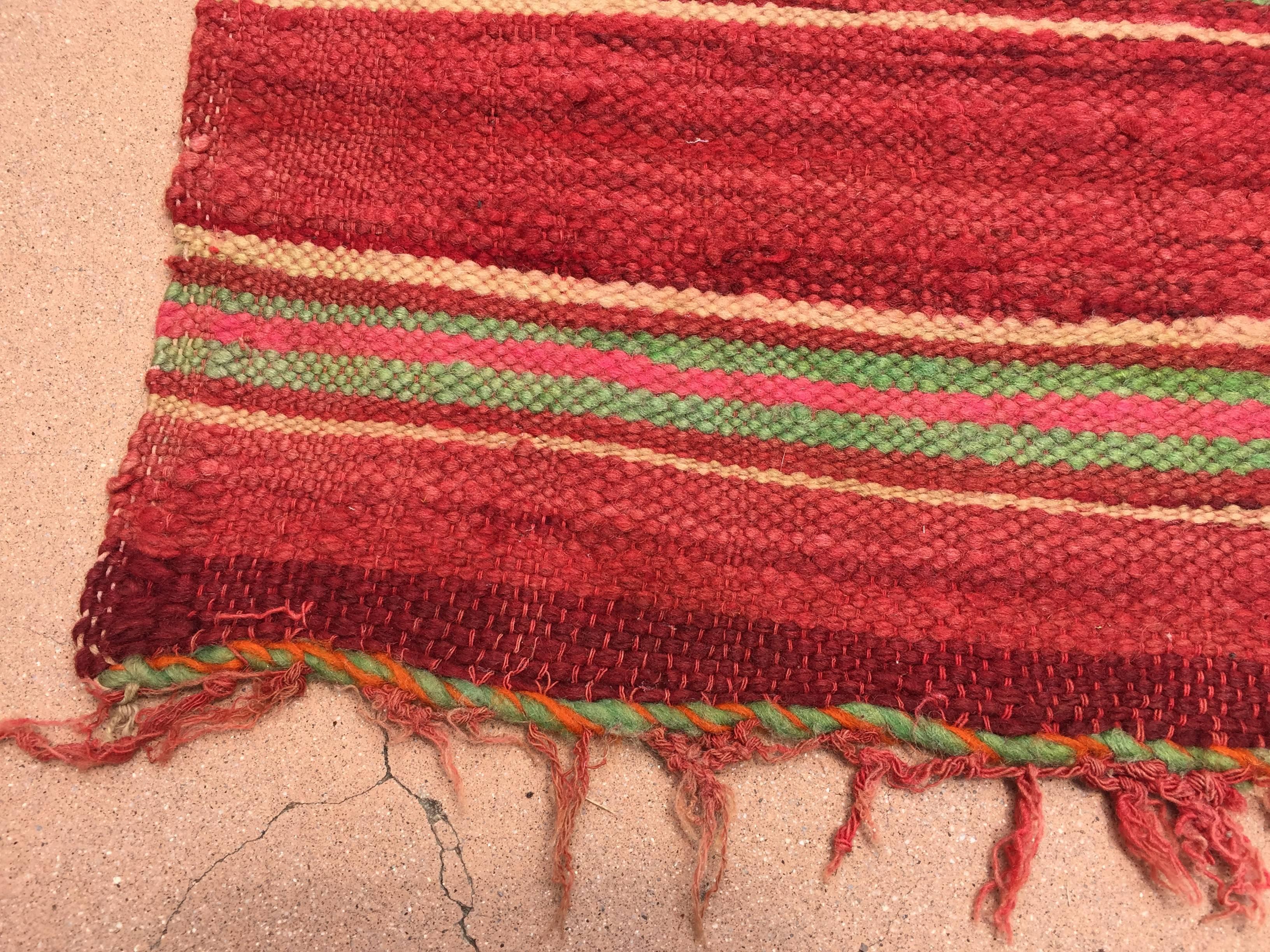 Vintage marokkanischen Flachgewebe Streifen Kilim rug.Large Größe Decke Vintage marokkanischen Teppich, handgewebt von Berber Frauen in Marokko für ihre eigenen use.This Teppich wurde mit Flachgewebe Technik mit linearen Muster der alternierenden